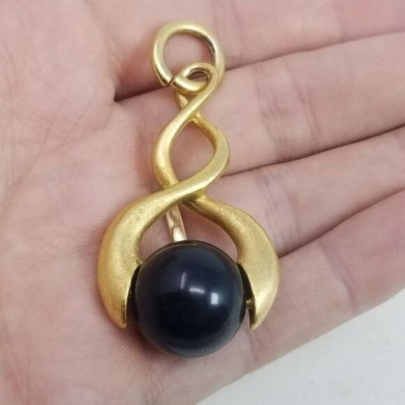 Vintage Black Bead and Matte Gold Tone Spiral Pendant, 80s 90s Style, Estate - Picture 4 of 5